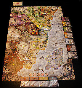 Игровое поле с разложенными картами регионов и стопкой карт инициативы.