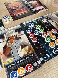 Нава, самый сложный персонаж коробки. Вывернутые наизнанку механики: 3 зафиксированных паттерна, а на картах приемов возможности перемещения пуль. От нее можно знатно сгореть, и играть ею сложно.