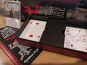 Коробка и компоненты игры, включая промо-карты к игре "Чёрная книга"