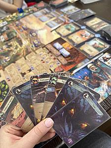 Каждый раунд персонаж Мистик добирает в руку дополнительный ужас. Но ему это даже нравится :)