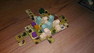 Вариант развития города на горах: крепости на полимино-уровнях в соседстве с храмами. Рост в высоту. Победные очки за уровни ландшафта и тесное соседство с храмами.