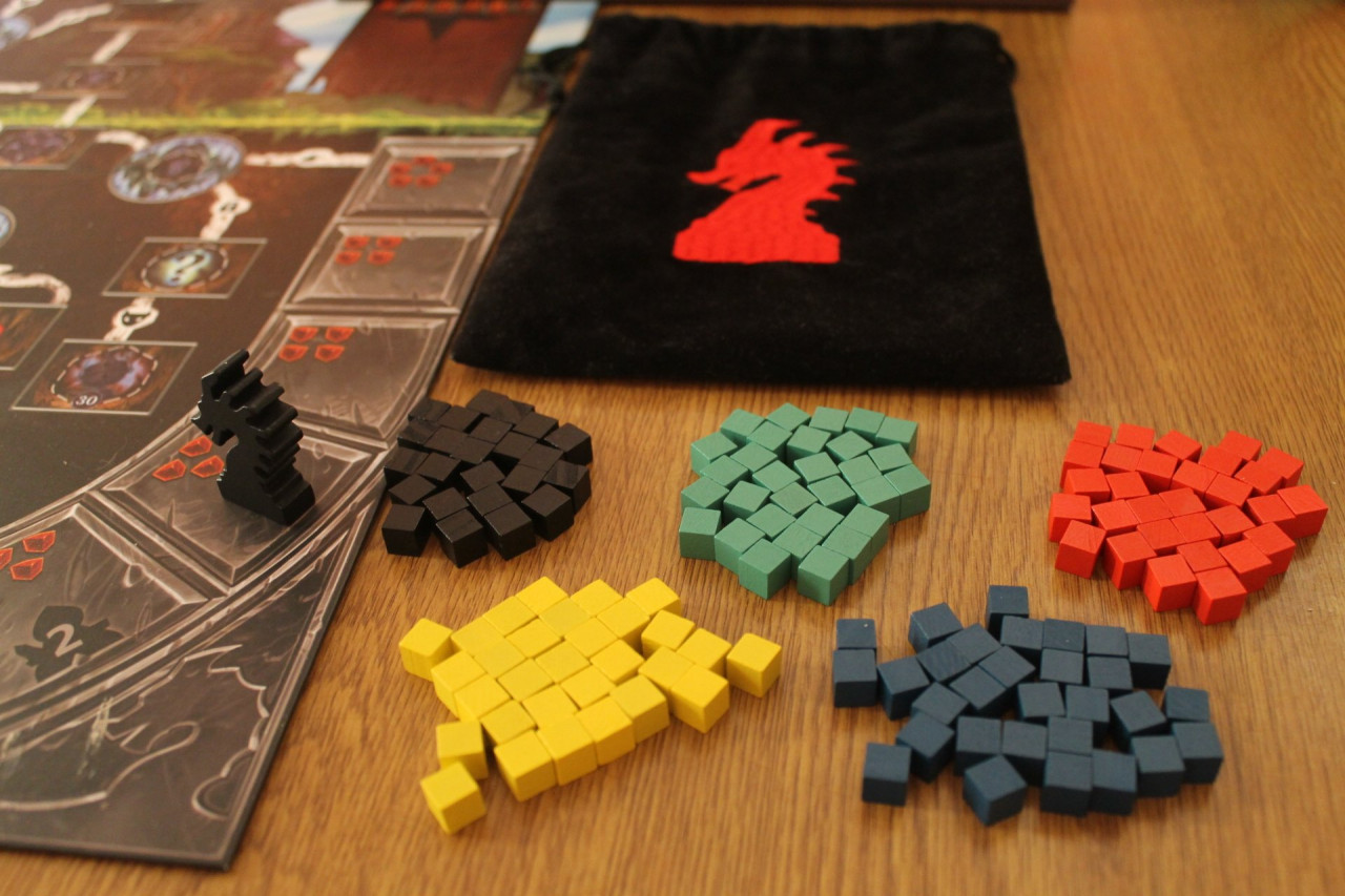Фишка Дракона на шкале Ярости, мешочек и кубики: чёрные - Дракона, цветные - игроков, они же кубики "Клац".