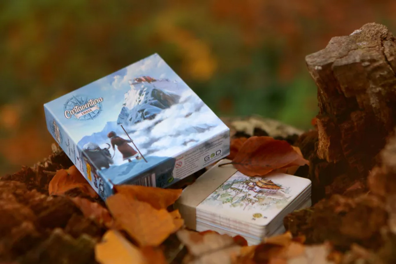 Вот такая маленькая коробочка с картами обещает нам захватывающее приключение. В игре красивые акварельные иллюстрации.