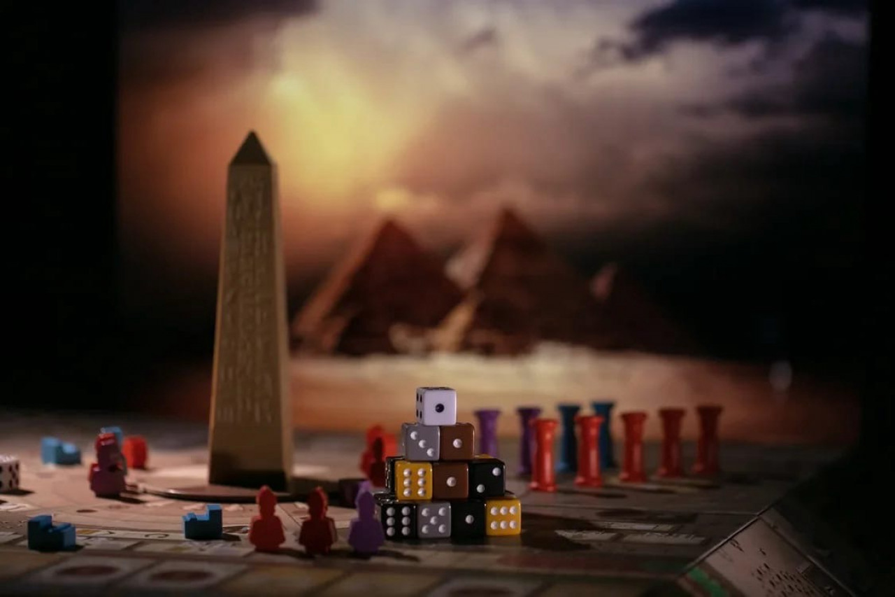 Кубики в игре «<a href="https://nastol.io/tekhenu_obelisk_of_the_sun">Техену. Обелиск Солнца</a>», а слева от них миплы