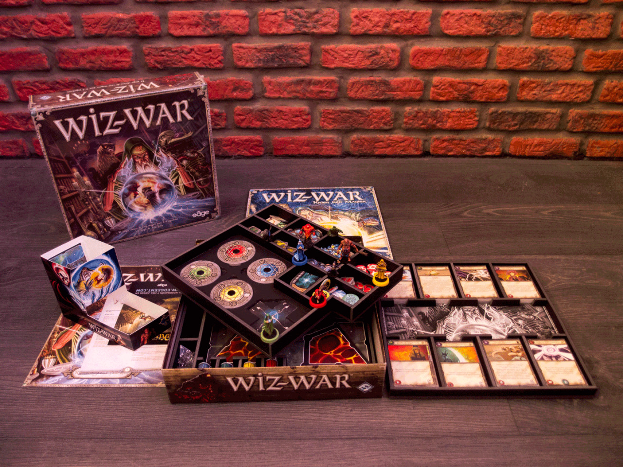 Компоненты Wiz-War издания 2012 года. Хотелось бы увидеть игру на русском языке, чтобы поучаствовать в настоящем магическом сражении.