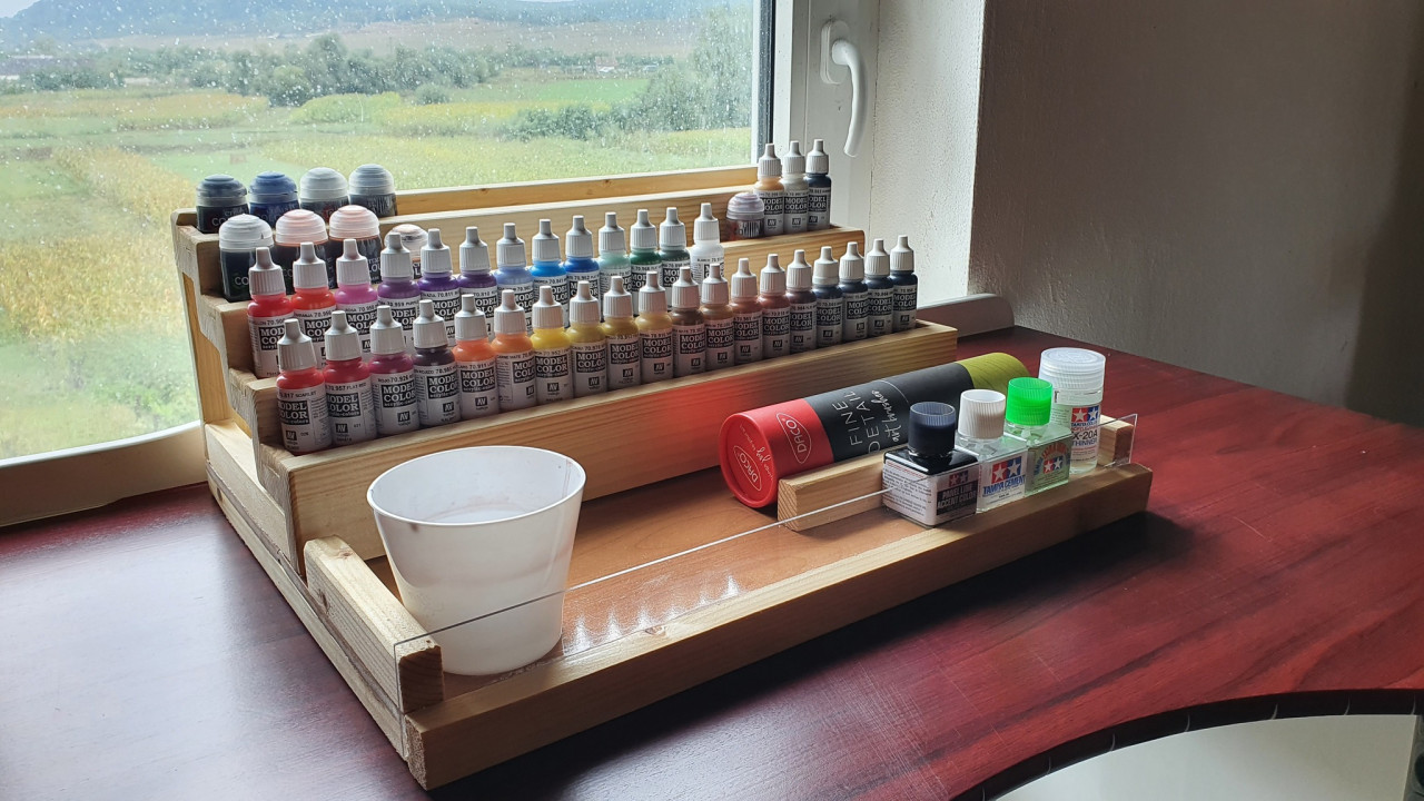 Как сказал один из классиков: "Даже плохо покрашенные миниатюры лучше безликого серого пластика на столе". 