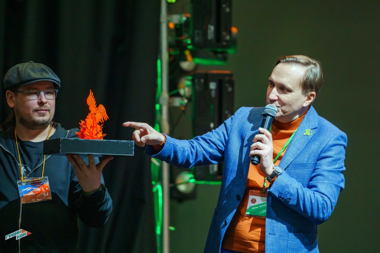 Алексей Сойер и Иван Туловский представляют награды победителям: набор джемов и пластиковый Феникс (очень красиво)