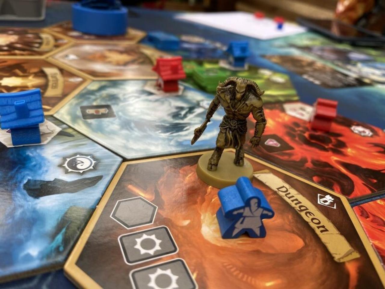 С БГГ - ещё тут есть наёмники, вроде вот этого минотавра